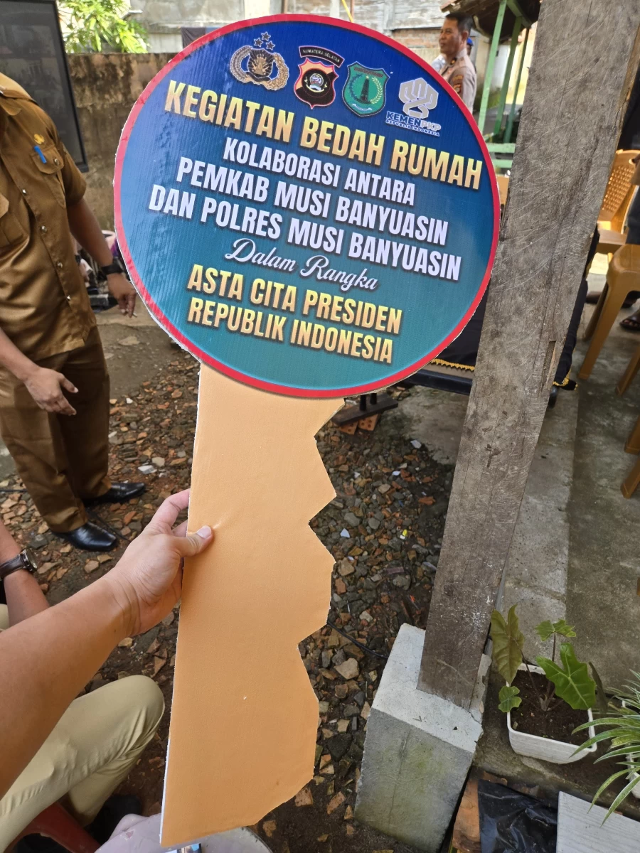 Serah terima simbolis penerima bedah rumah kolaborasi pemda muba dan polres muba di kel kayuara