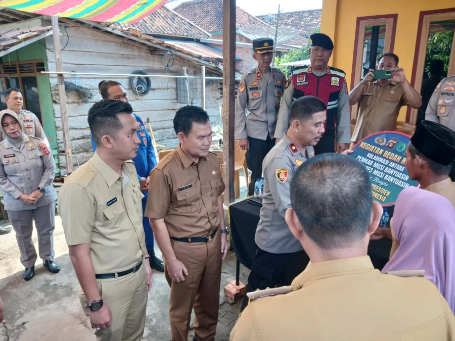 Serah terima simbolis penerima bedah rumah kolaborasi pemda muba dan polres muba di kel kayuara