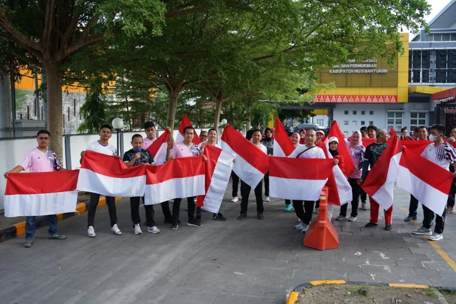 Pembagian Bendera Merah Putih Agustus 2025