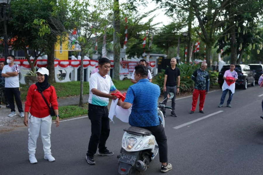 Pembagian Bendera Merah Putih Agustus 2025