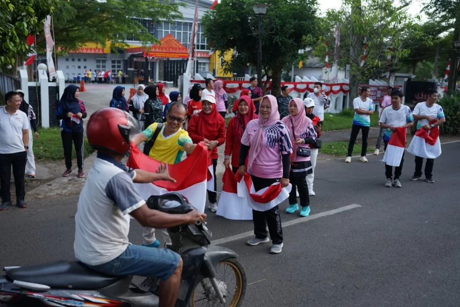 Pembagian Bendera Merah Putih Agustus 2025